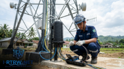 Teknisi Sedang Melakukan instalasi fiber optic di tower GSM