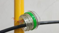 ilustrasi pemasangan kolong kabel fiber optic pada tiang