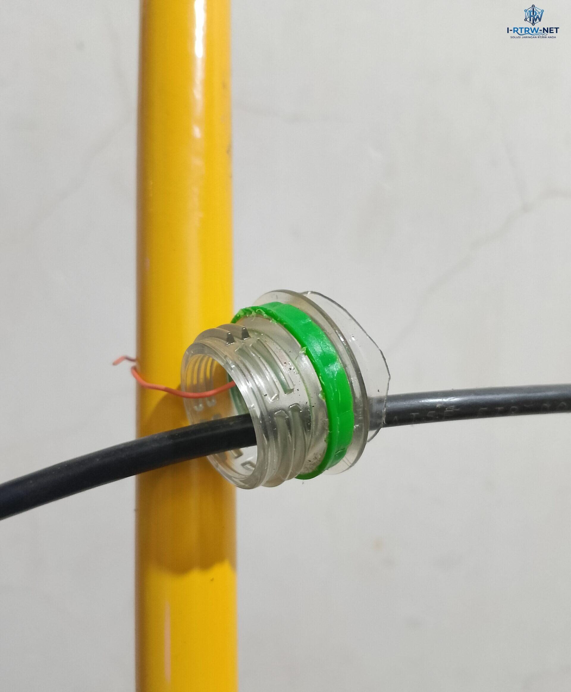 ilustrasi pemasangan kolong kabel fiber optic pada tiang